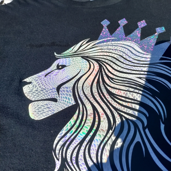 📸 Holographic Crowned Lion T-shirt - Picture 7 of 17